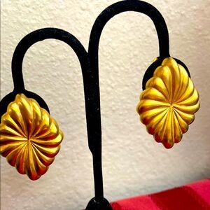 Vintage 80s RARE “ESSEX” Gold Tone Clip On Earrings